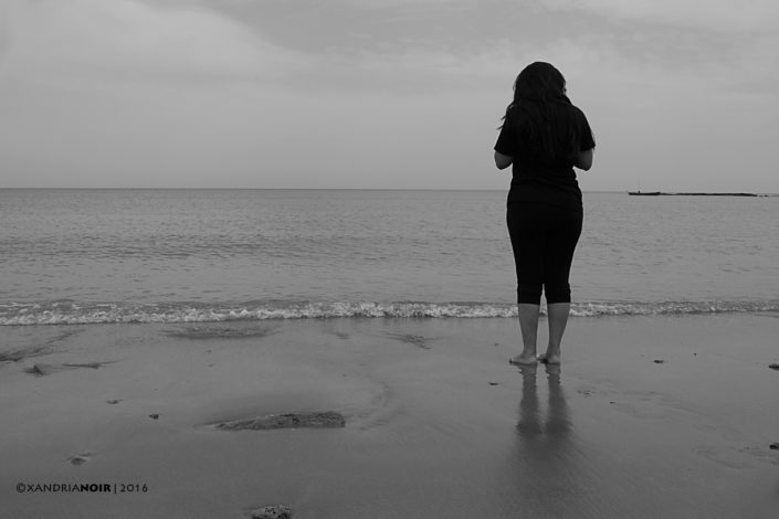GIRL-BEACH-BLACK & WHITE-COLOR-PHOTOGRAPHY-XANDRIA-NOIR