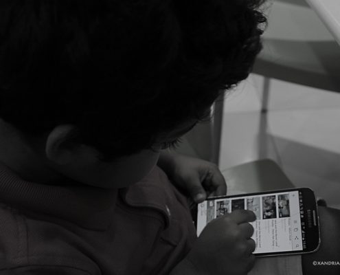 KID-MOBILE-TECHNOLOGY-BLACK & WHITE-COLOR-PHOTOGRAPHY-XANDRIA-NOIR
